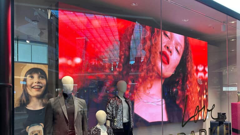 High Brightness DV-LED Screen in a Shop Window