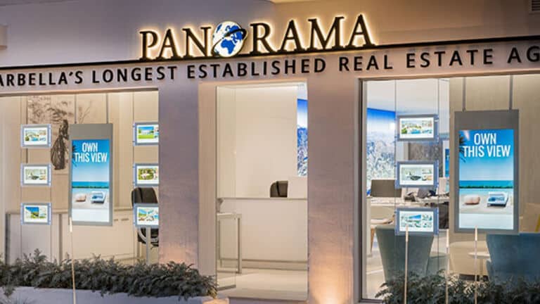 Double Sided Hanging Display – Panorama